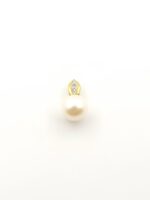 Χρυσό Γυναικείο Κρεμαστό K18 της MetronGold, Με Διαμάντια Και Μαργαριτάρι Fresh Water κωδ.107242 - Image 4