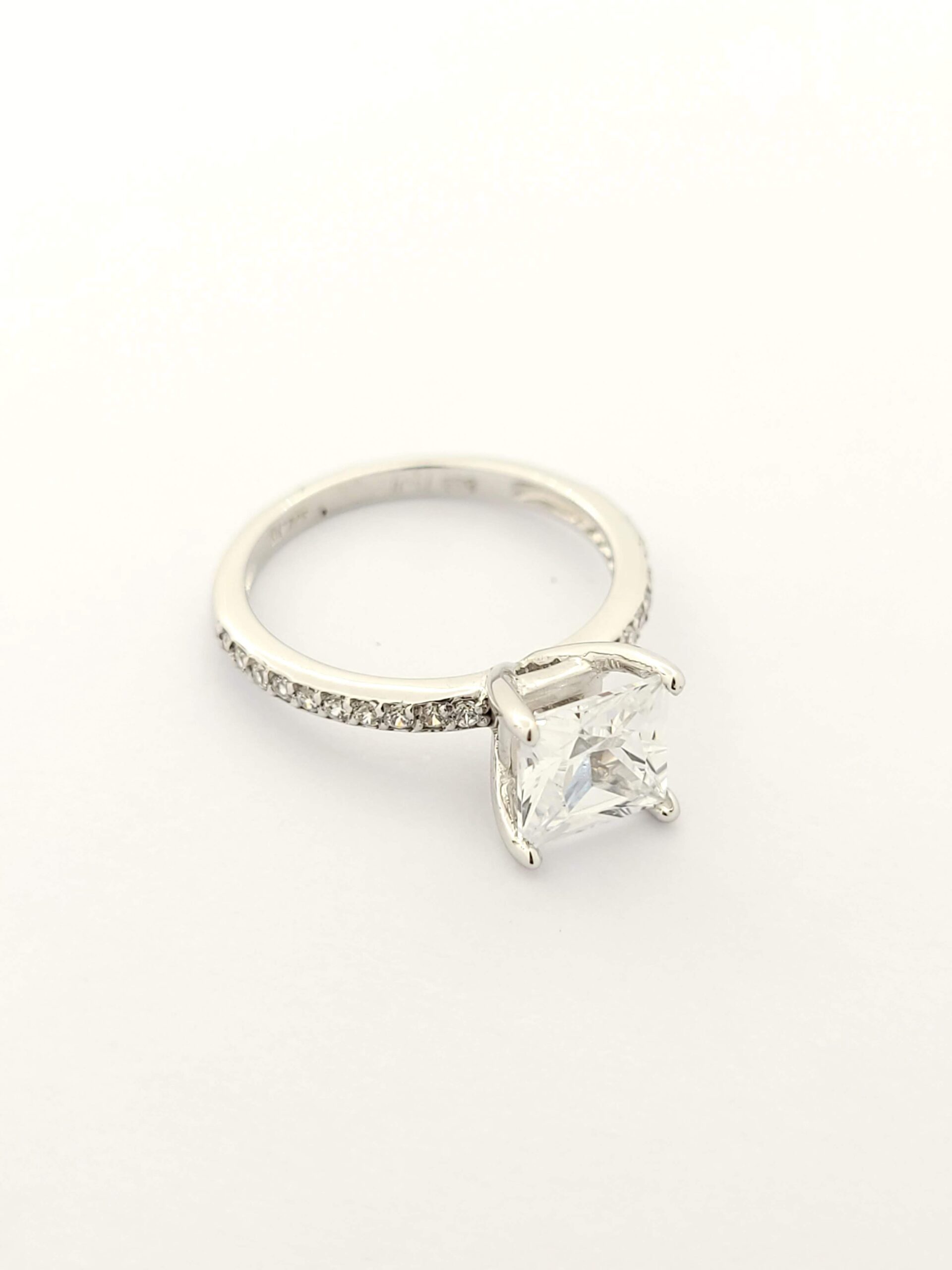 Λευκόχρυσο Γυναικείο Δαχτυλίδι Μονόπετρο Κ14 Με Ζιργκόν κωδ.101446