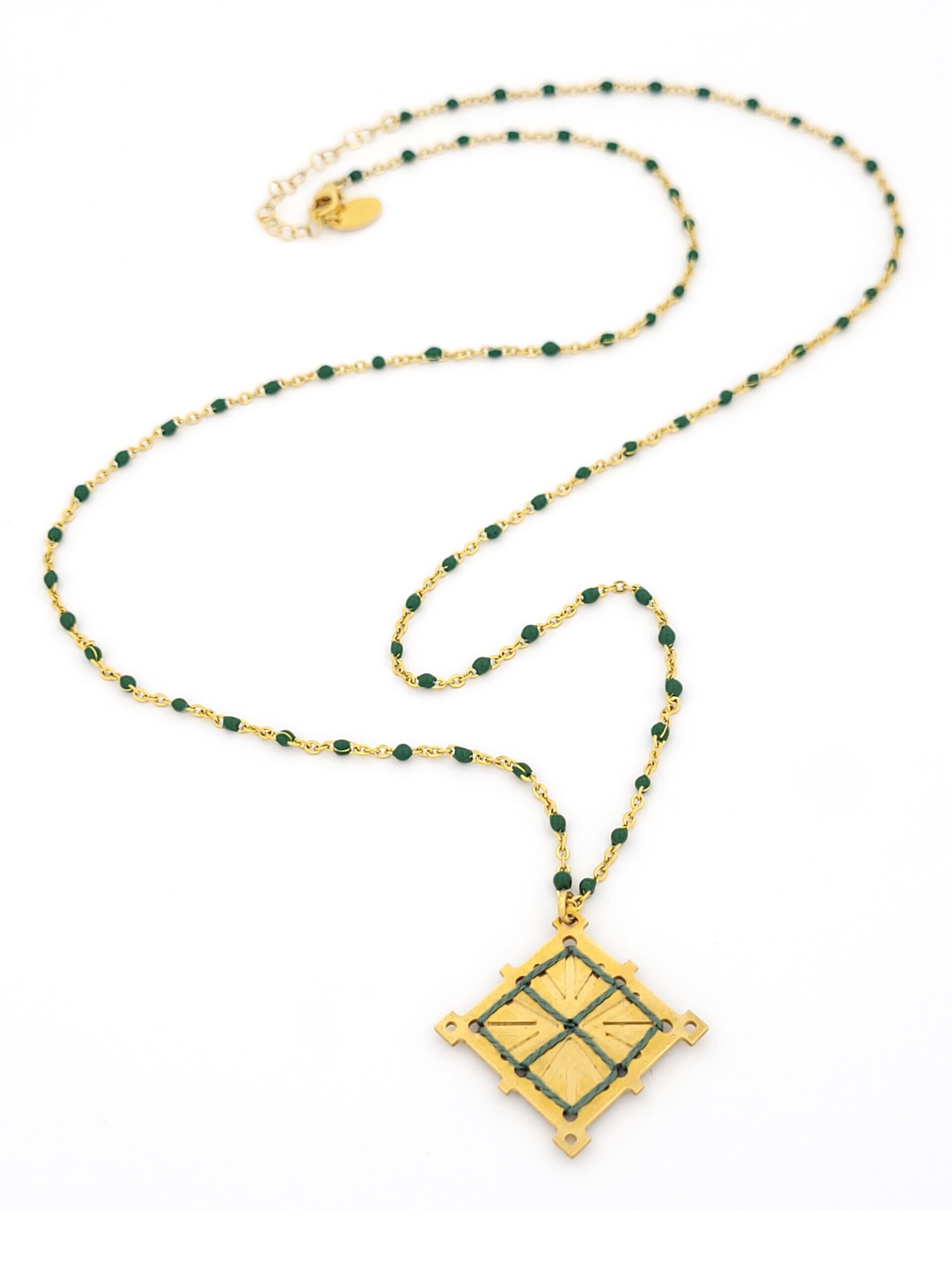 Ορειχάλκινο Επιχρυσωμένο Γυναικείο Κολιέ της LifeLikes, Με Κεντημένο Πολυγωνικό Στοιχείο Και Πράσινες Λεπτομέρειες κωδ.104898